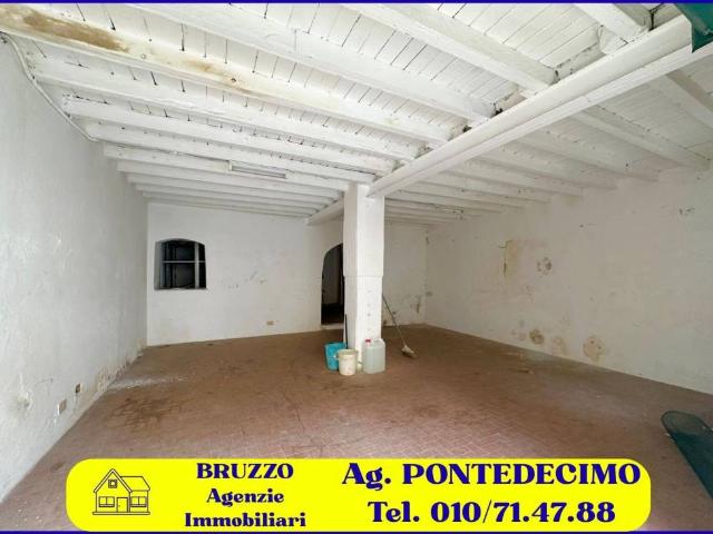 Locale Commerciale in vendita a Val Polcevera, Serra Riccò