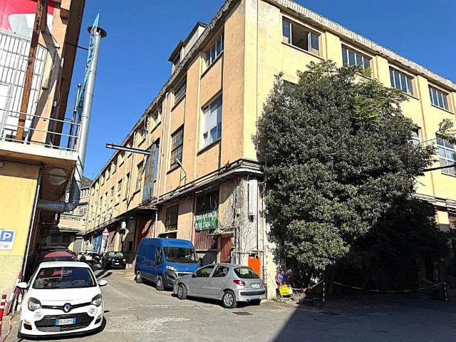 Locale Commerciale in vendita a Medio Ponente, Serra Riccò