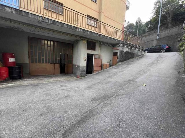Locale Commerciale in vendita a Val Polcevera, Serra Riccò