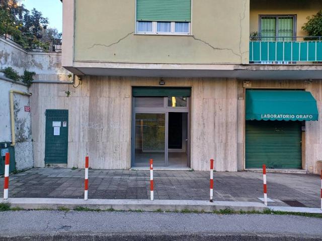 Locale Commerciale in vendita a Levante, Serra Riccò