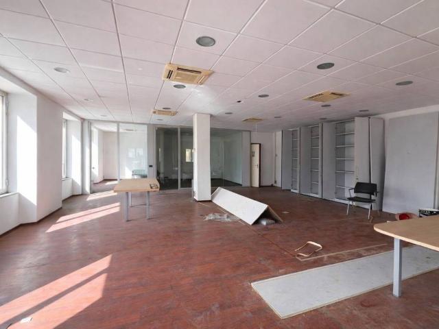 Locale Commerciale in vendita a Val Polcevera, Serra Riccò
