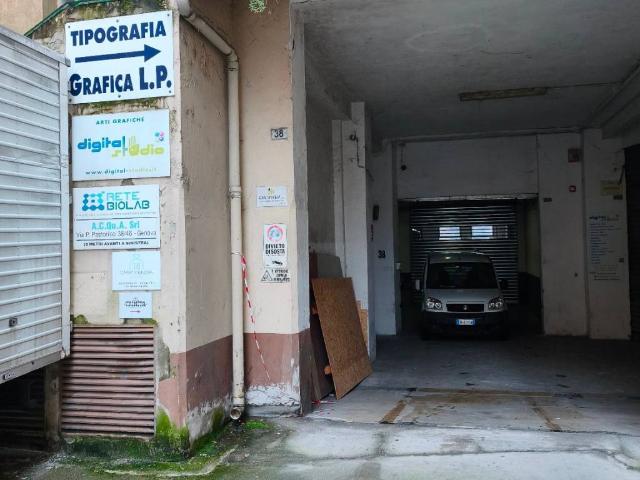 Locale Commerciale in vendita a Val Polcevera, Serra Riccò