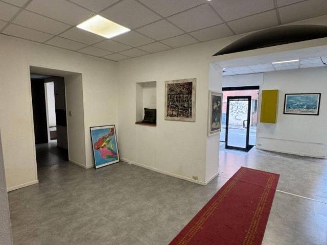 Locale Commerciale in vendita a Medio Levante, Serra Riccò
