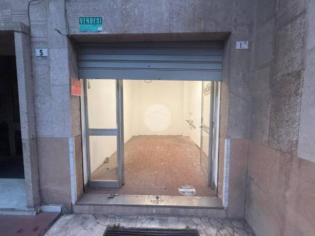 Locale Commerciale in vendita a Medio Ponente, Serra Riccò