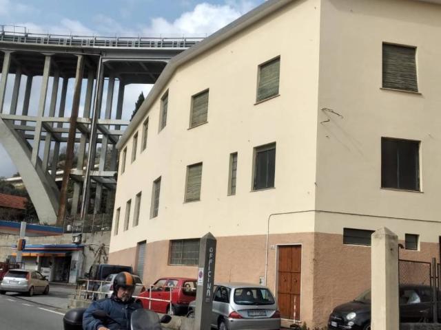 Locale Commerciale in vendita a Ponente, Serra Riccò