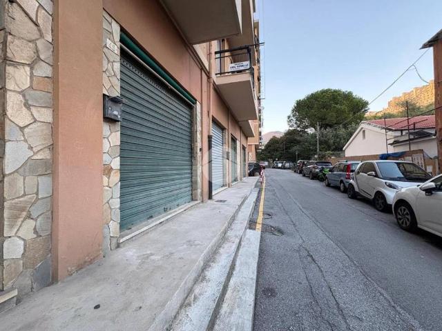 Locale Commerciale in vendita a Ponente, Serra Riccò