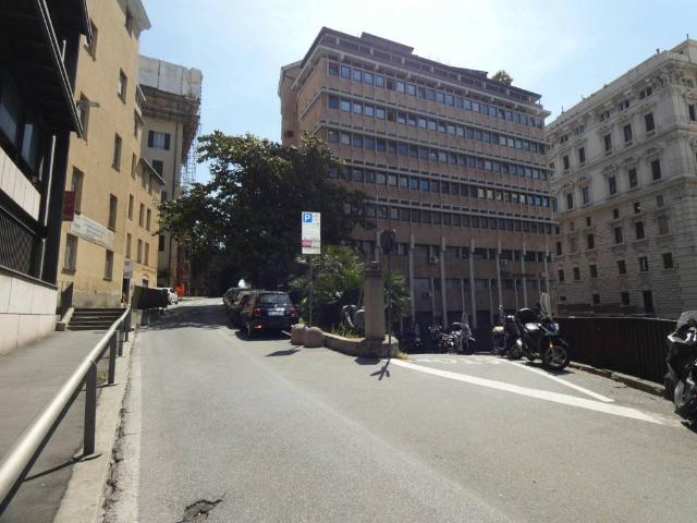 Locale Commerciale in vendita a Centro Est, Serra Riccò