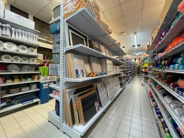 Locale Commerciale in vendita a Medio Levante, Serra Riccò