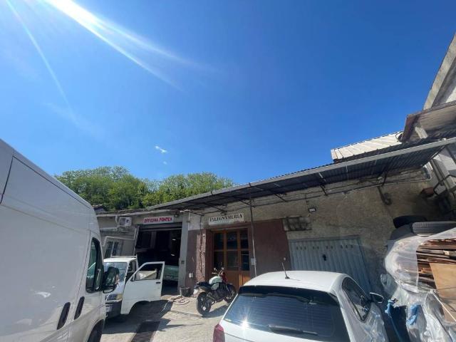 Locale Commerciale in vendita a Val Polcevera, Serra Riccò