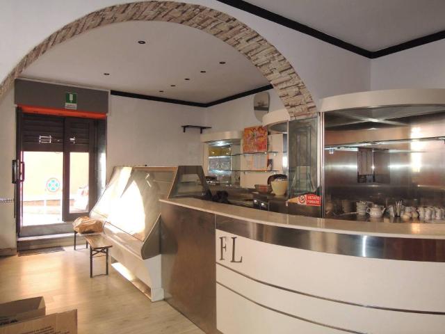 Locale Commerciale in vendita a Centro Ovest, Serra Riccò