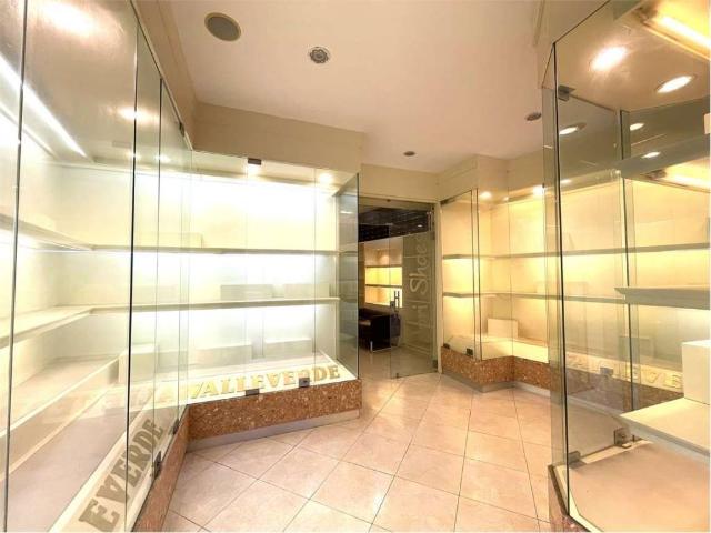 Locale Commerciale in vendita a Val Polcevera, Serra Riccò