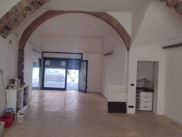Locale Commerciale in vendita a Val Polcevera, Serra Riccò