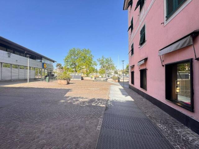 Locale Commerciale in vendita a Medio Levante, Serra Riccò