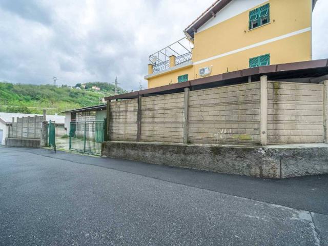 Locale Commerciale in vendita a Val Polcevera, Serra Riccò