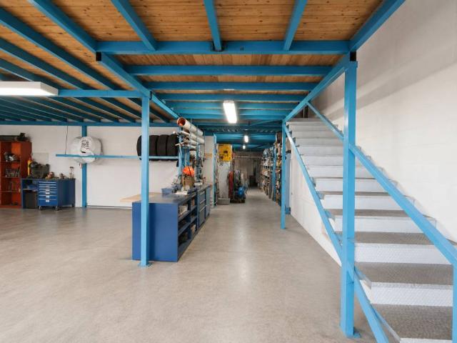 Locale Commerciale in vendita a Media Val Bisagno, Serra Riccò