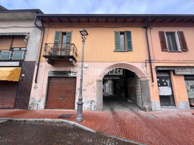 Locale Commerciale in vendita a Gerenzano, Lombardia