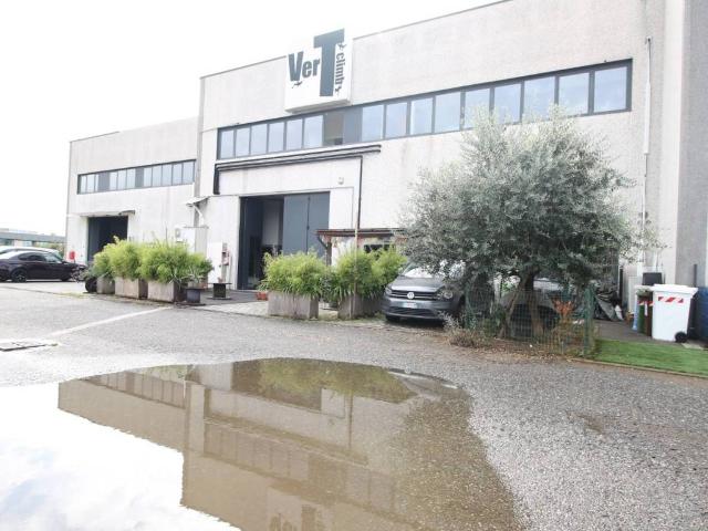 Locale Commerciale in vendita a Gessate, Lombardia