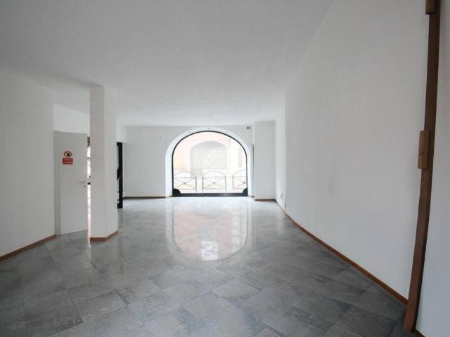 Locale Commerciale in vendita a Ghisalba, Lombardia