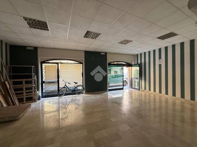 Locale Commerciale in vendita a Ghisalba, Lombardia