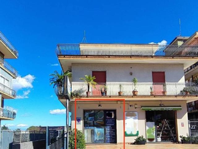 Locale Commerciale in vendita a Giarre, Sicilia