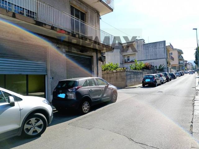 Locale Commerciale in vendita a Giarre, Sicilia