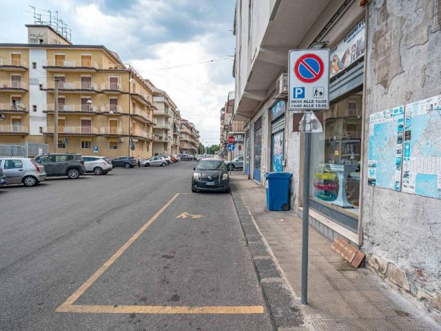 Locale Commerciale in vendita a Giarre, Sicilia
