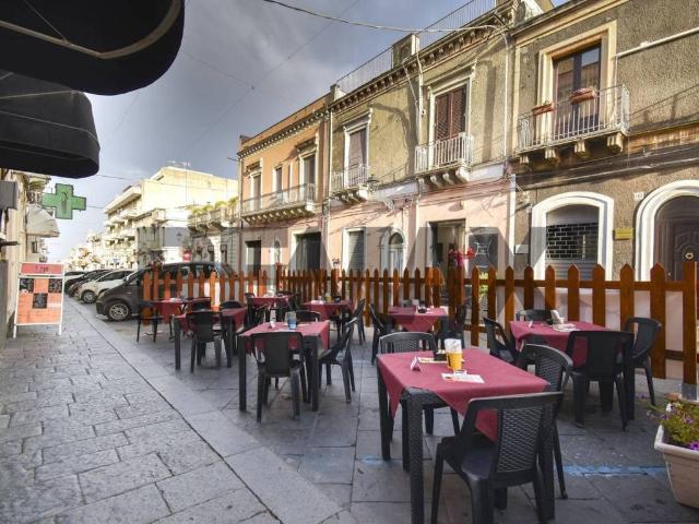 Locale Commerciale in vendita a Giarre, Sicilia