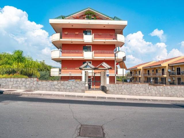 Locale Commerciale in vendita a Giarre, Sicilia