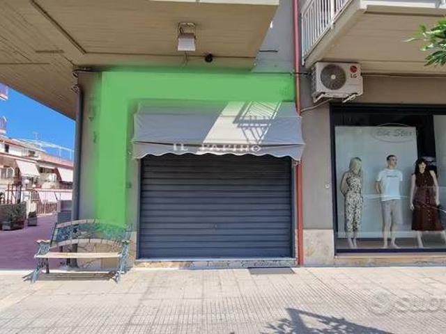 Locale Commerciale in vendita a Giarre, Sicilia