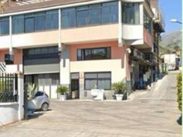 Locale Commerciale in vendita a Giffoni Sei Casali, Campania