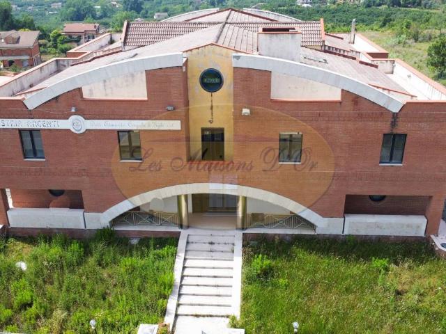 Locale Commerciale in vendita a Giffoni Sei Casali, Campania