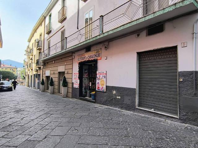 Locale Commerciale in vendita a Giffoni Valle Piana, Campania