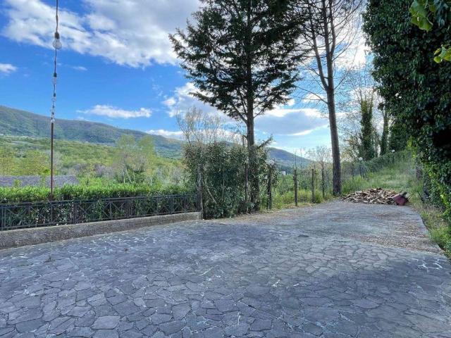 Locale Commerciale in vendita a Giffoni Valle Piana, Campania
