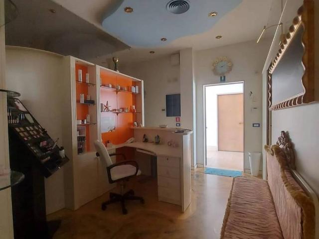 Locale Commerciale in vendita a Puglia, Taranto
