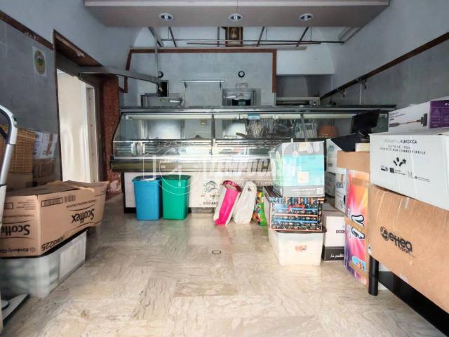 Locale Commerciale in vendita a Puglia, Bari