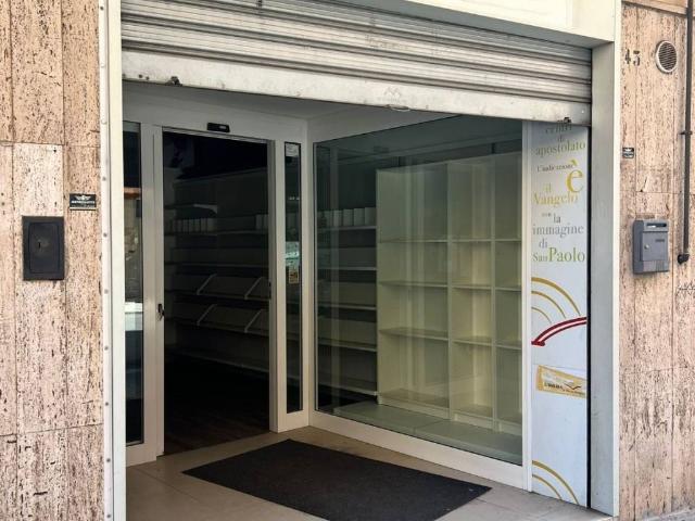 Locale Commerciale in vendita a Puglia, Bari