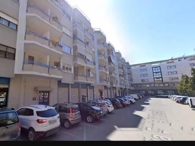 Locale Commerciale in vendita a Puglia, Bari