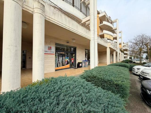 Locale Commerciale in vendita a Puglia, Bari