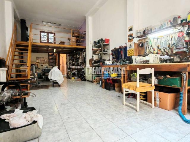 Locale Commerciale in vendita a Gioia del Colle, Bari