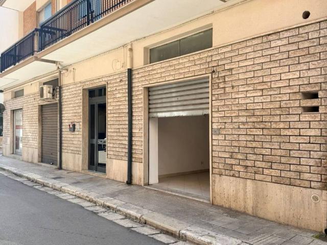 Locale Commerciale in vendita a Puglia, Bari