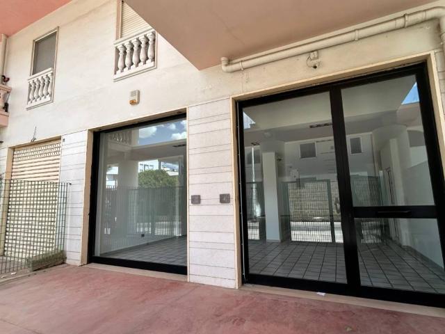 Locale Commerciale in vendita a Gioia del Colle, Bari