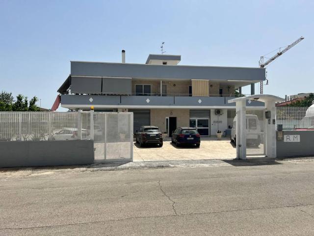 Locale Commerciale in vendita a Puglia, Bari