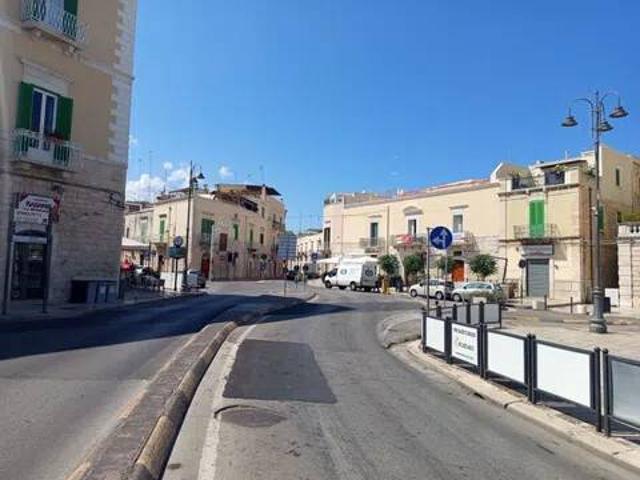 Locale Commerciale in vendita a Puglia, Bari