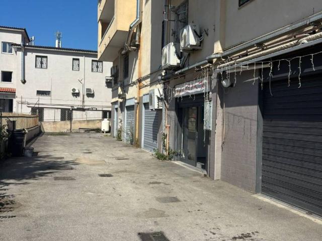 Locale Commerciale in vendita a Giugliano In Campania, Campania