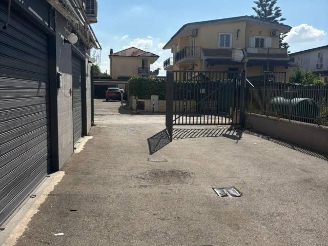 Locale Commerciale in vendita a Giugliano In Campania, Campania
