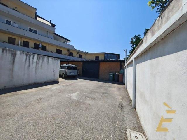 Locale Commerciale in vendita a Giugliano In Campania, Campania