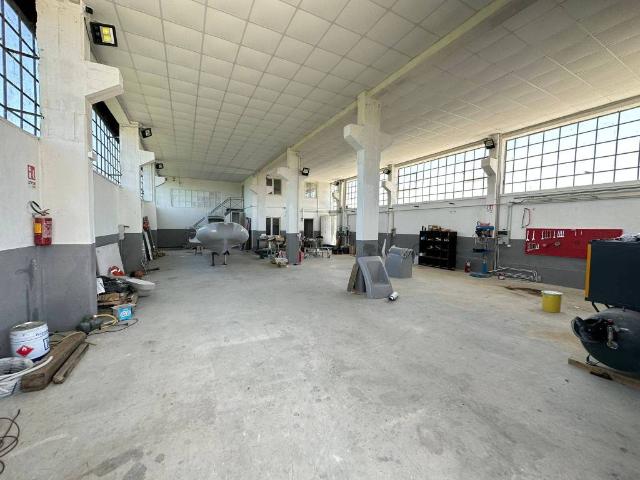 Locale Commerciale in vendita a Giugliano In Campania, Campania