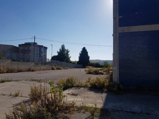 Locale Commerciale in vendita a Zona Industriale di Colleranesco, Giulianova