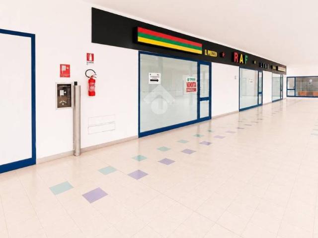 Locale Commerciale in vendita a Giulianova, Abruzzo