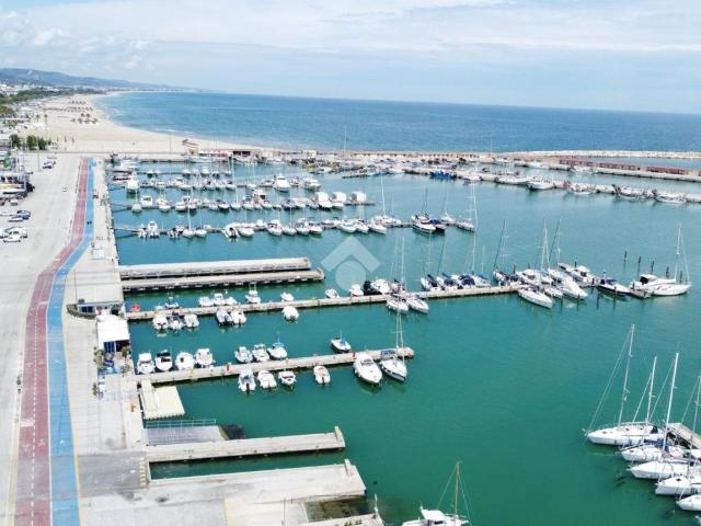 Locale Commerciale in vendita a Giulianova, Abruzzo